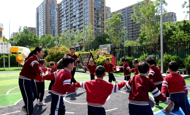 幼儿园以生活化游戏化课程为中心建立角色扮演